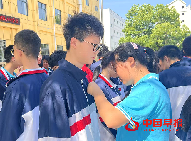 戴团徽.png