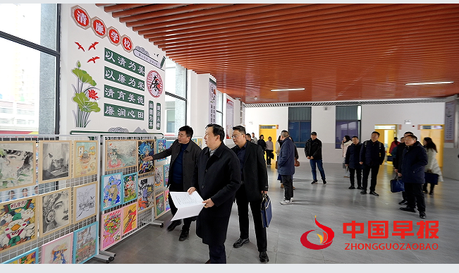 1740708210456348.png 4参观艺术展.png