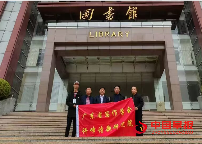 1741570627151594.png 5图书馆合影.png