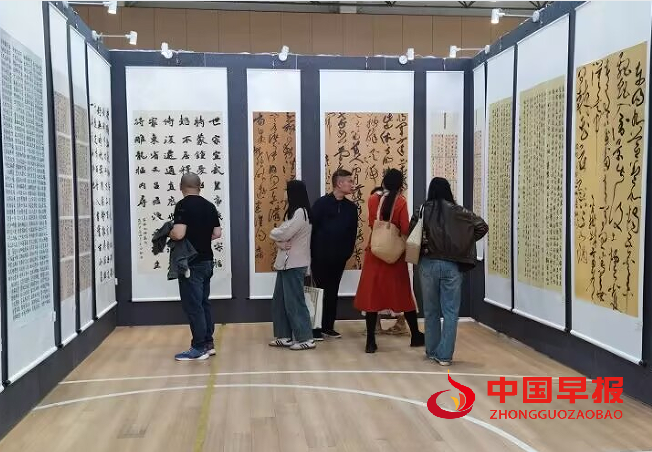 1744601277208588.png 10参观书展.png