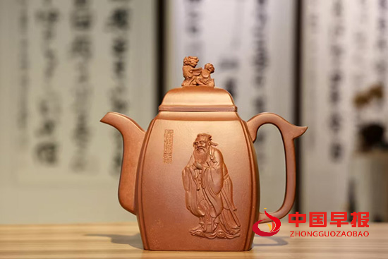 江苏宜兴紫砂学者吴建荣主创的《孔子》紫砂壸捐赠孔子研究院(图2)