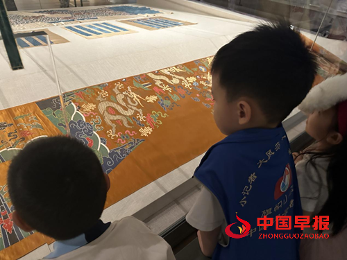 旗帜小记者走进清华大学艺术博物馆——探秘织绣与家具里的东方美学(图4)