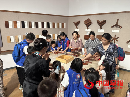 旗帜小记者走进清华大学艺术博物馆——探秘织绣与家具里的东方美学(图8)