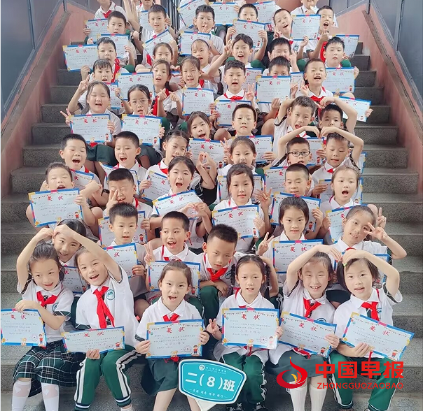 1751102027161442.png 8获奖.png