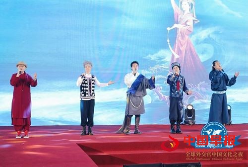 贵州布依族音乐唱作人龙智祥亮相全球外交官中国文化之夜(图3)