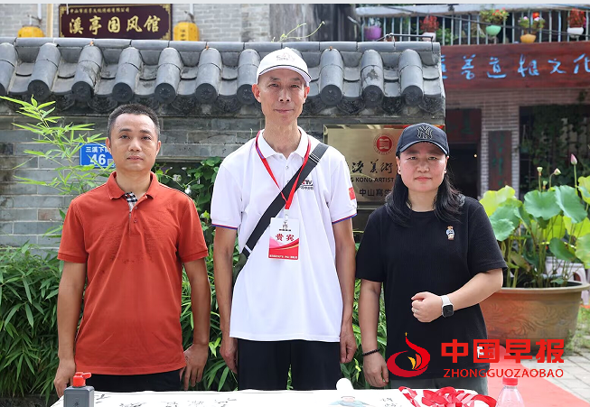 1752890505163656.png 10记者王光兴与潘总合影.png