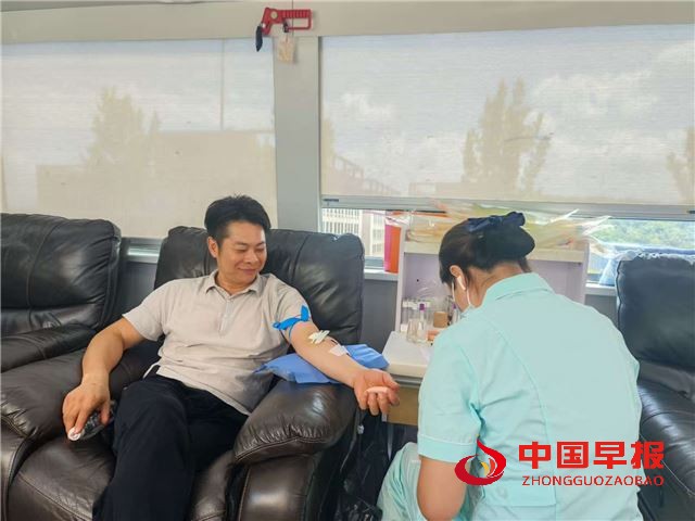 五峰民族工业园区组织开展无偿献血公益活动(图1)