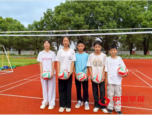 1755650523764674.png 4学生合影.png