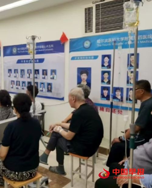 哈尔滨医科大学附属医院医患人员集体收看大阅兵盛况(图1)