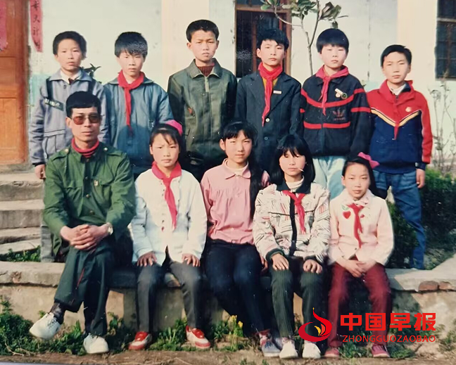 1758607191578595.png 王光兴与学生合影(余继锋等).png