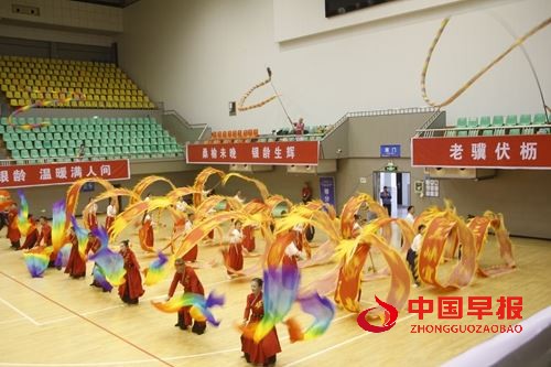 2025年全国老年人健身广场舞大联动湖北主会场(宜昌)活动盛大启幕, 三峡满江红艺术团《舞动宜昌》震撼全场(图3) 2025年全国老年人健身广场舞大联动湖北主会场(宜昌)活动盛大启幕, 三峡满江红艺术团《舞动宜昌》震撼全场(图3)