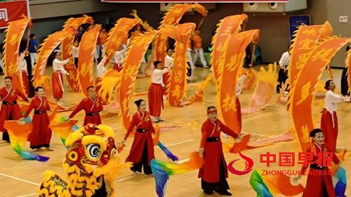 2025年全国老年人健身广场舞大联动湖北主会场(宜昌)活动盛大启幕, 三峡满江红艺术团《舞动宜昌》震撼全场(图5) 2025年全国老年人健身广场舞大联动湖北主会场(宜昌)活动盛大启幕, 三峡满江红艺术团《舞动宜昌》震撼全场(图5)