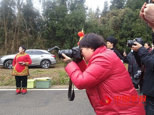 “社科笔杆子”胡静||“花”与“溪”的情和韵——对青年作家邓江龙长篇小说《花恋溪》情感解读(图2)