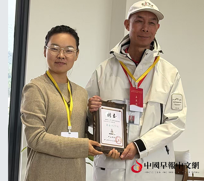 1767588554185481.png 6李晶晶为王光兴颁发聘书.png